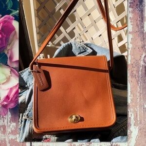 VINTAGE COACH BRITISH TAN COMPACT POUCH CROSSBODY BAG 
Style # 9620